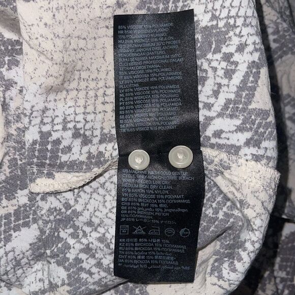 H&M Womens Medium Top Tunic Gray Pink White Snake Button Collar Knot Woven - Picture 8 of 8